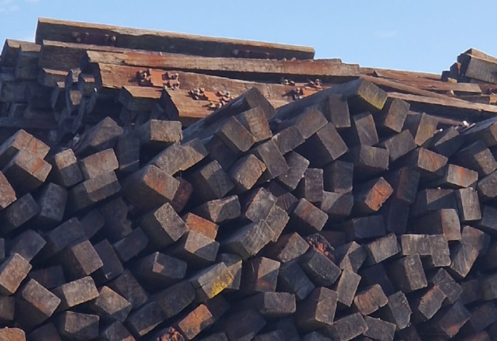 Aufgestapelte ausgebaute Holzschwellen als Abfall
